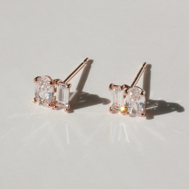 14K 오벌 앤 바게트 화이트 스톤 귀걸이